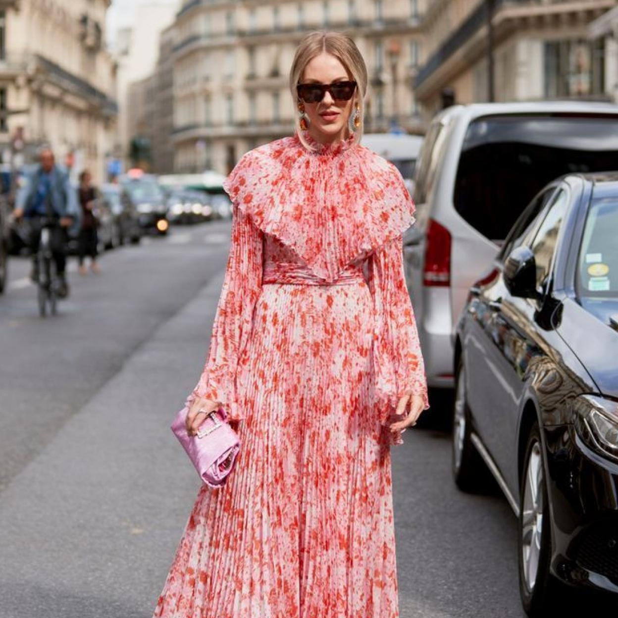 Infuencer con vestidos para primavera en el street style