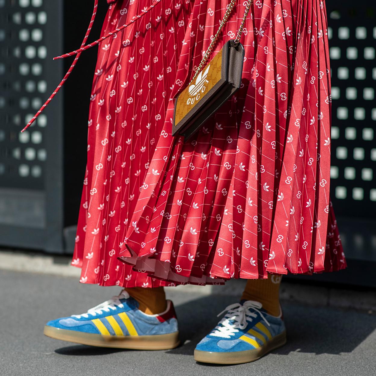 Mujer con zapatillas azules
