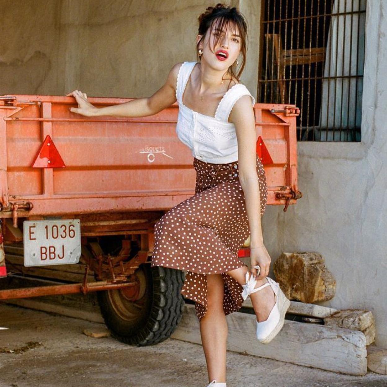 Influencer con alpargatas