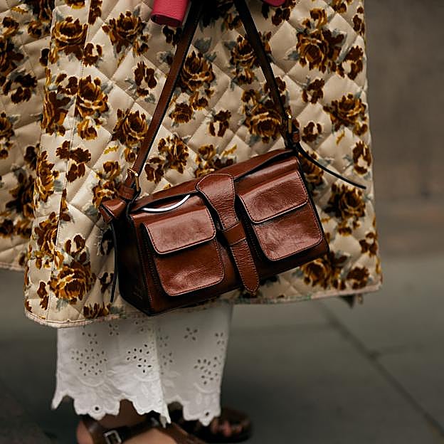 Bolso cargo: la tendencia de los 2000 que también obsesiona a las francesas