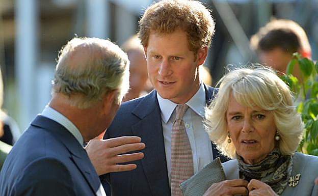 El rey Carlos III junto a su hijo, el príncipe Harry y la reina Camilla. 
