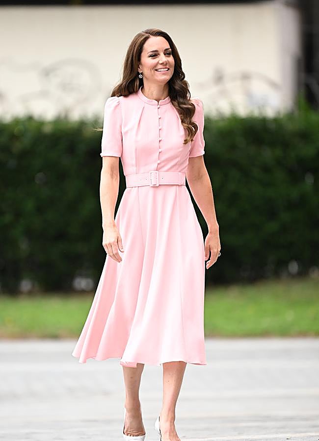 Imagen - Kate Middleton con vestido rosa y botonatura. Foto: Gtres.