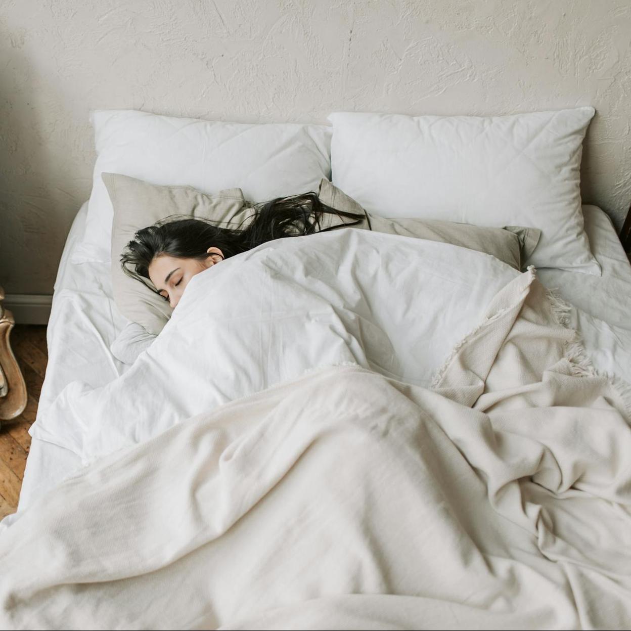 Un cardiólogo avisa sobre el error que impide que durmamos bien: "Estás desajustando tu reloj biológico y hormonal"