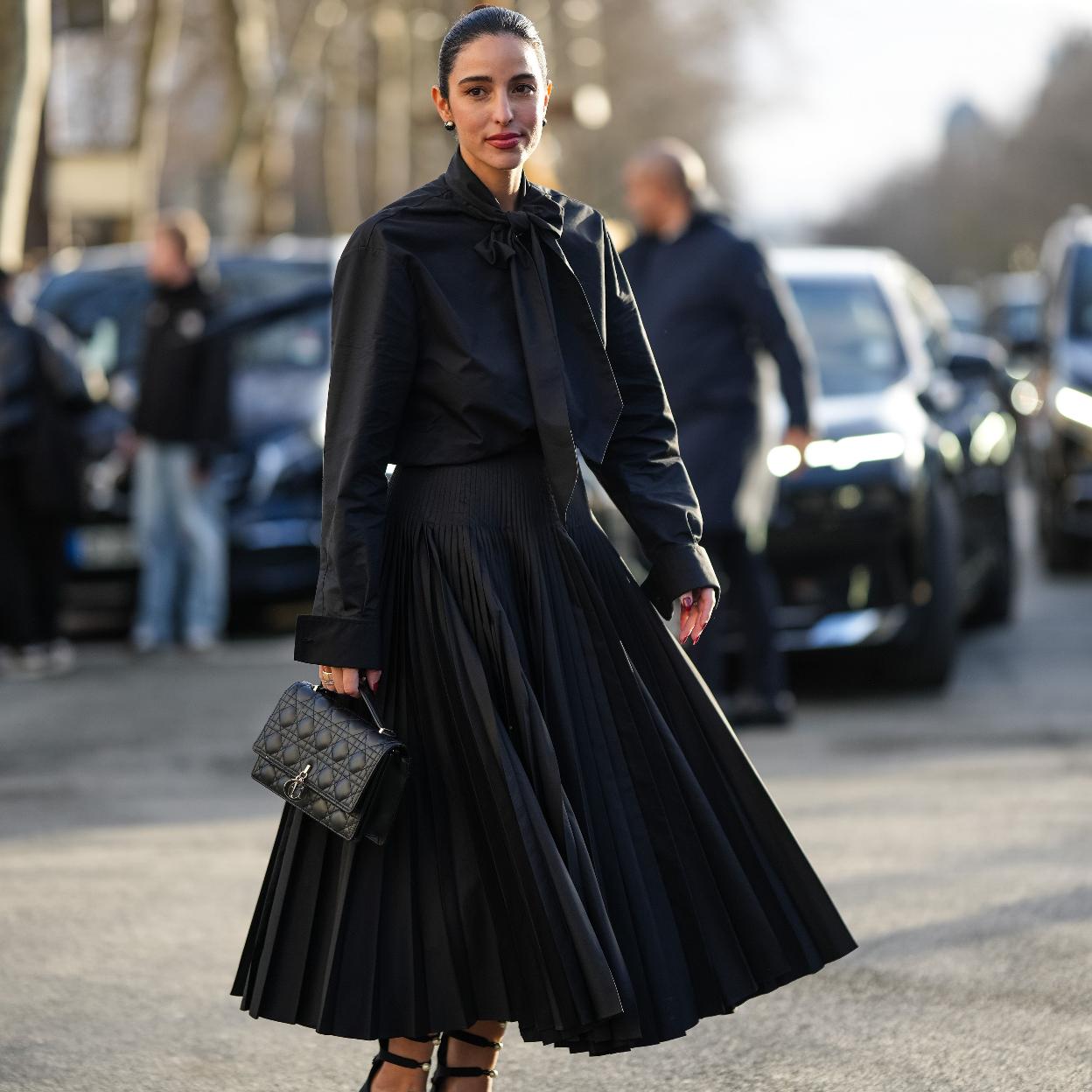 Influencer con falda de vuelo en el street style