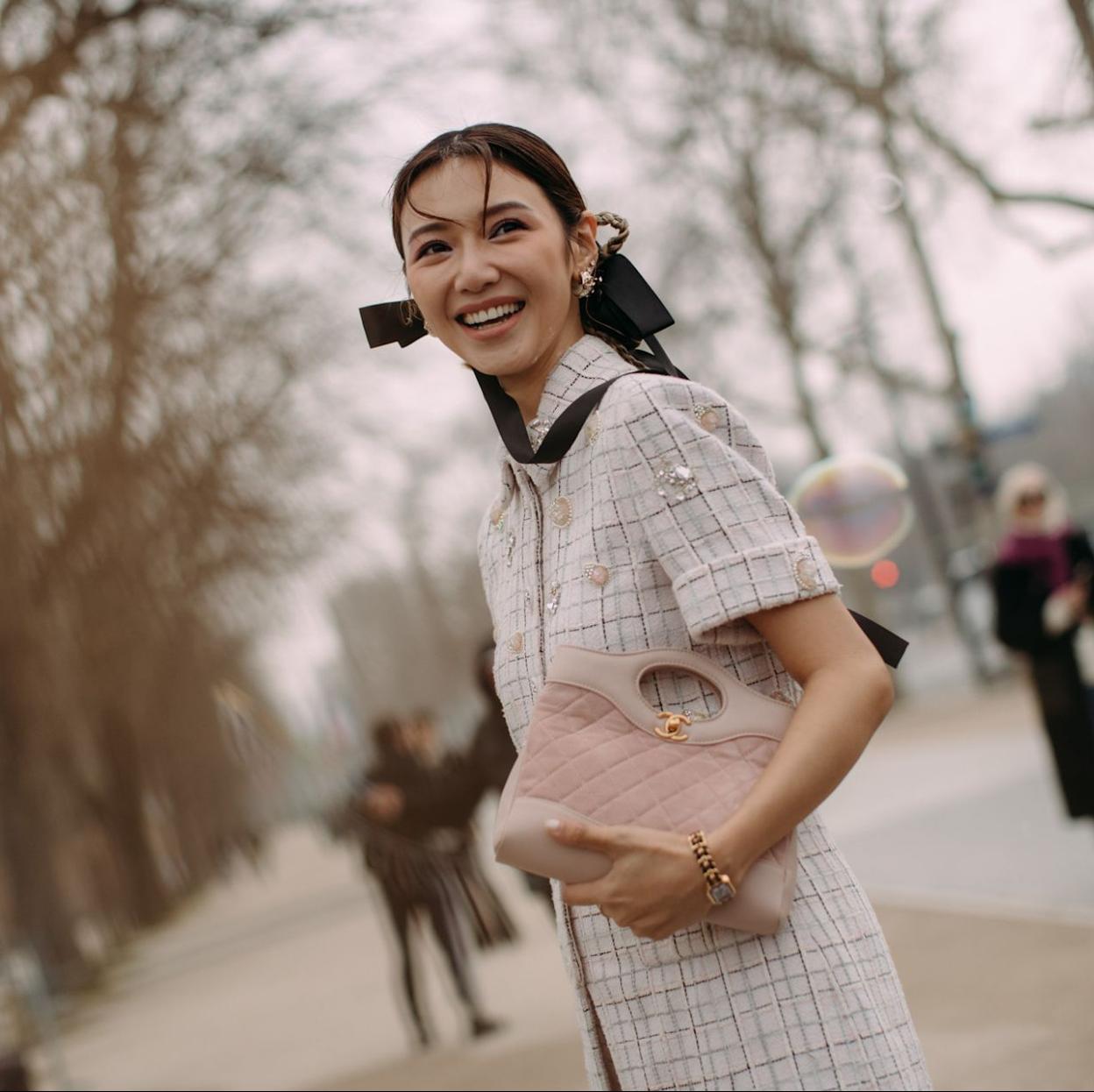 Influencer con piel uniforme y clara