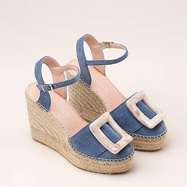 Alpargatas de cuña de mujer con plataforma elaboradas en serraje (95€ en El Corte Inglés)