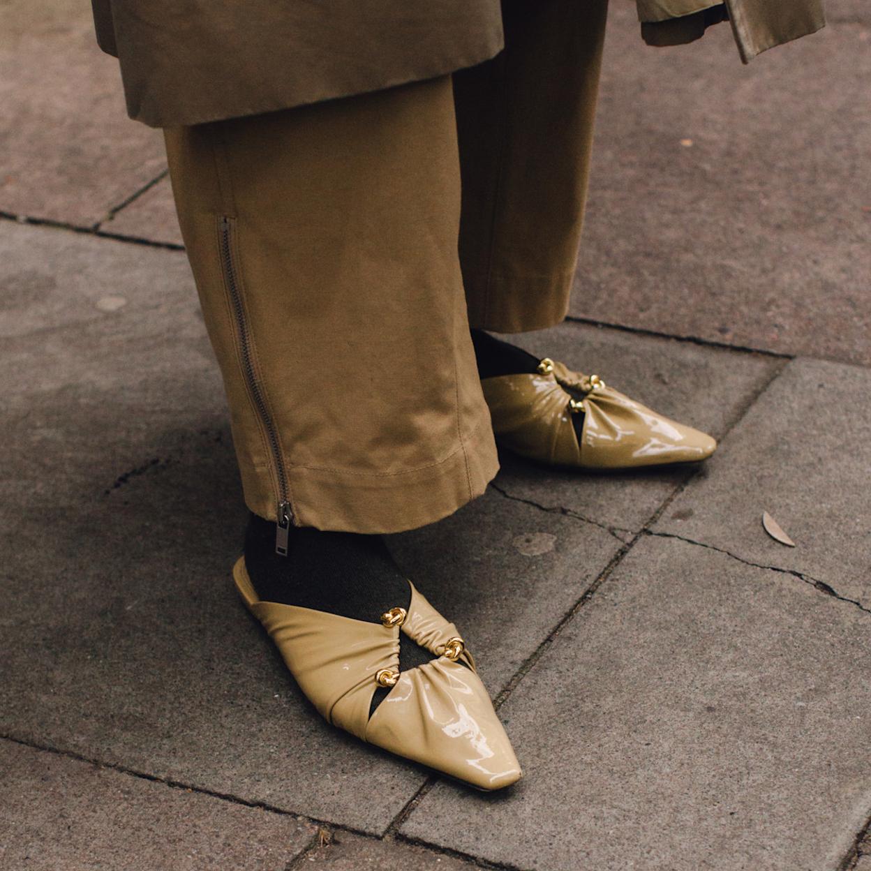 Mujer con bailarinas destalonadas