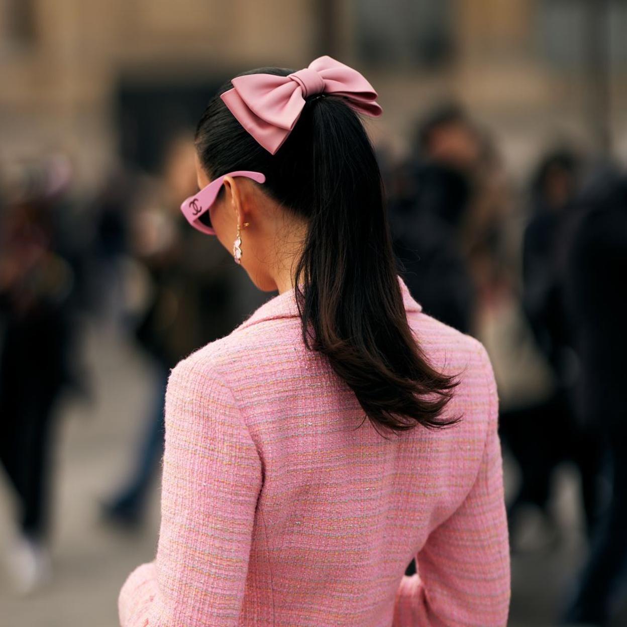 Un look con coleta y lazo del street style.