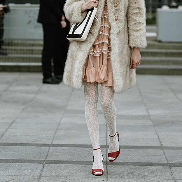 Las medias tendencia de la primavera no son negras: el modelo que arrasa en el street style y que llevan las famosas