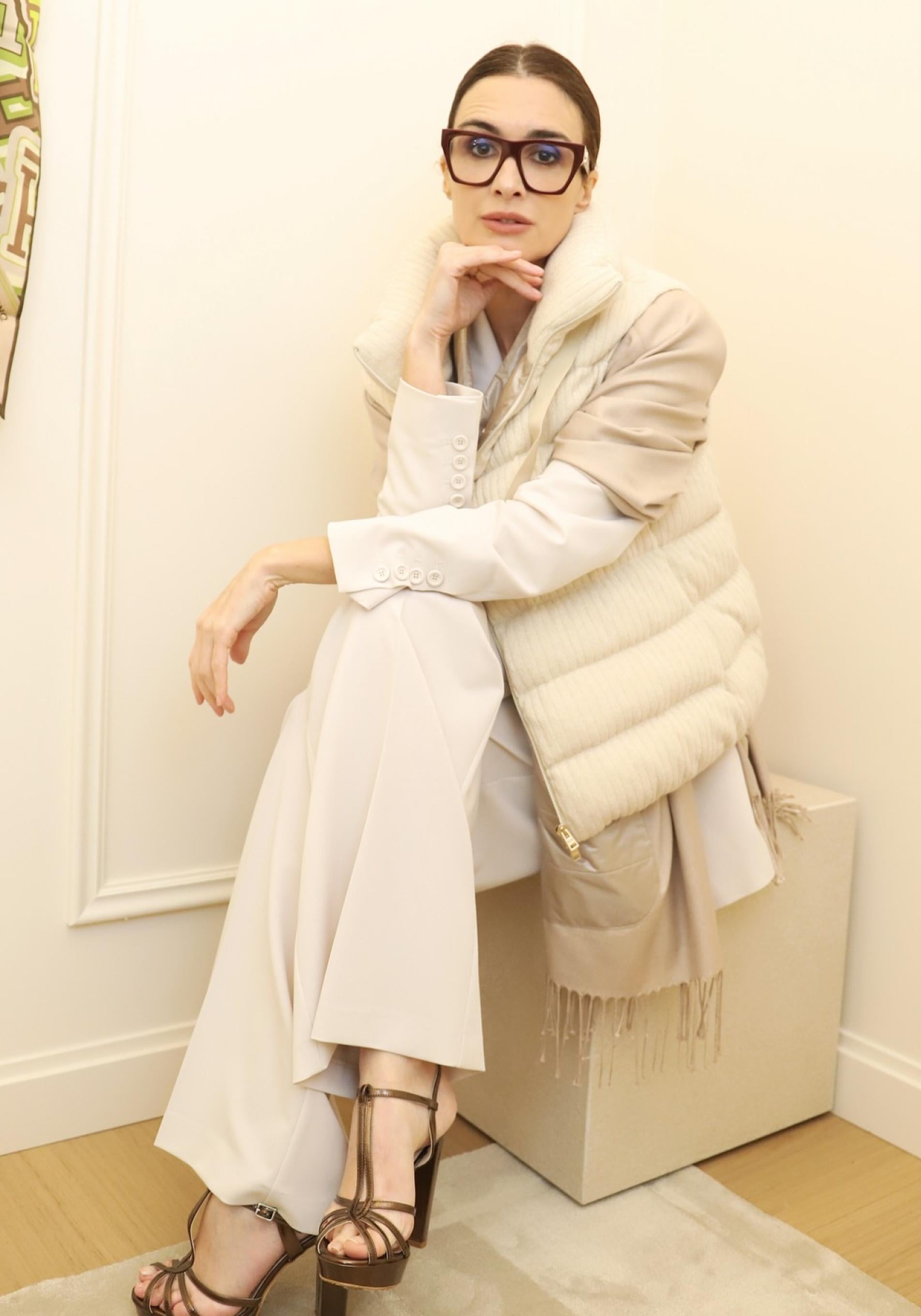 Paz Vega con un chaleco acolchado.