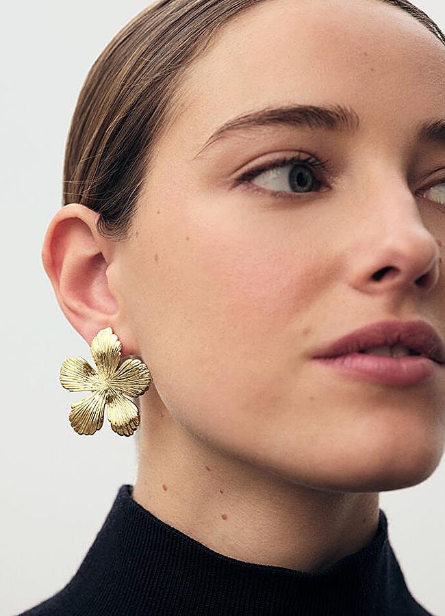 Imagen - Pendientes con detalle flor en dorado de Agatha Paris.