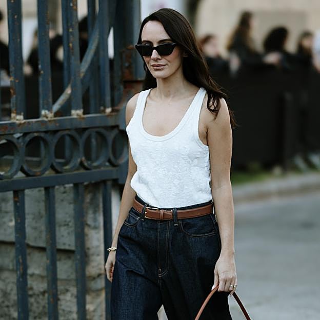 La camiseta blanca de tirantes ya es la favorita de la primavera: las más bonitas y de calidad 