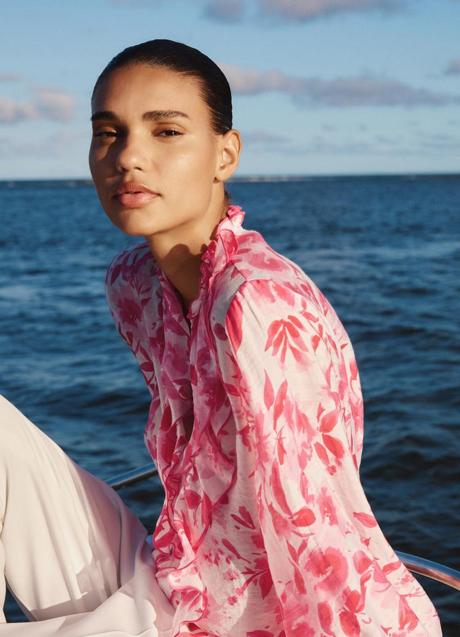 Imagen - Blusa con estampado de flores de Zara (27,99 euros)