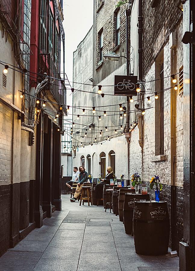 Imagen - Exterior de un pub irlandés, otro de los lugares en los que transcurren algunas de las tramas de La picadura de abeja. / Ving/ UNSPLASH