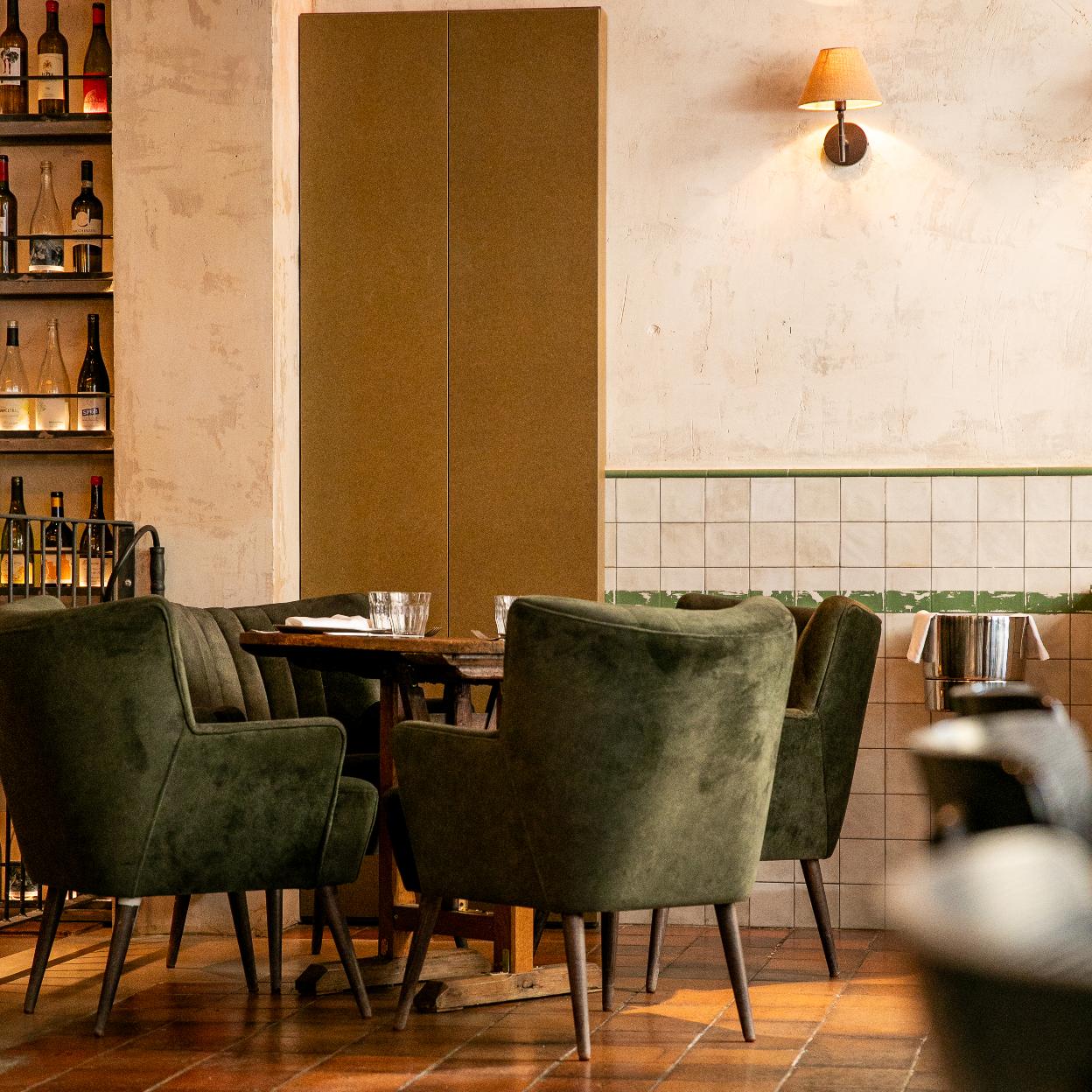 El comedor de Manifesto 13, el italiano situado muy cerca de nuestra calle favorita en Chamberí para desayunar, tomar cañas o cenar.