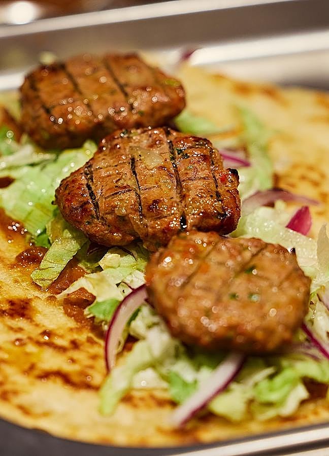 Imagen - El kebab de cordero halal de Mómö, uno de los locales de Chamberí que tienes que conocer, en plena preparación. / Instagram: momonotkebab
