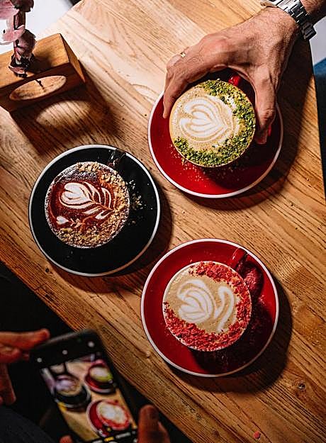 Imagen - Algunos de los cafés que podemos disfrutar en Naji Specialty Coffee, una de las mejores cafeterías de Chamberí. / Instagram:najispecialtycoffee