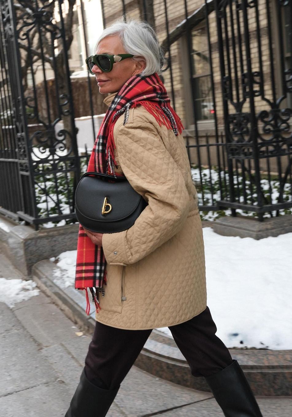 Zara tiene rebajadísima la chaqueta de entretiempo que lucir a los 50 esta primavera