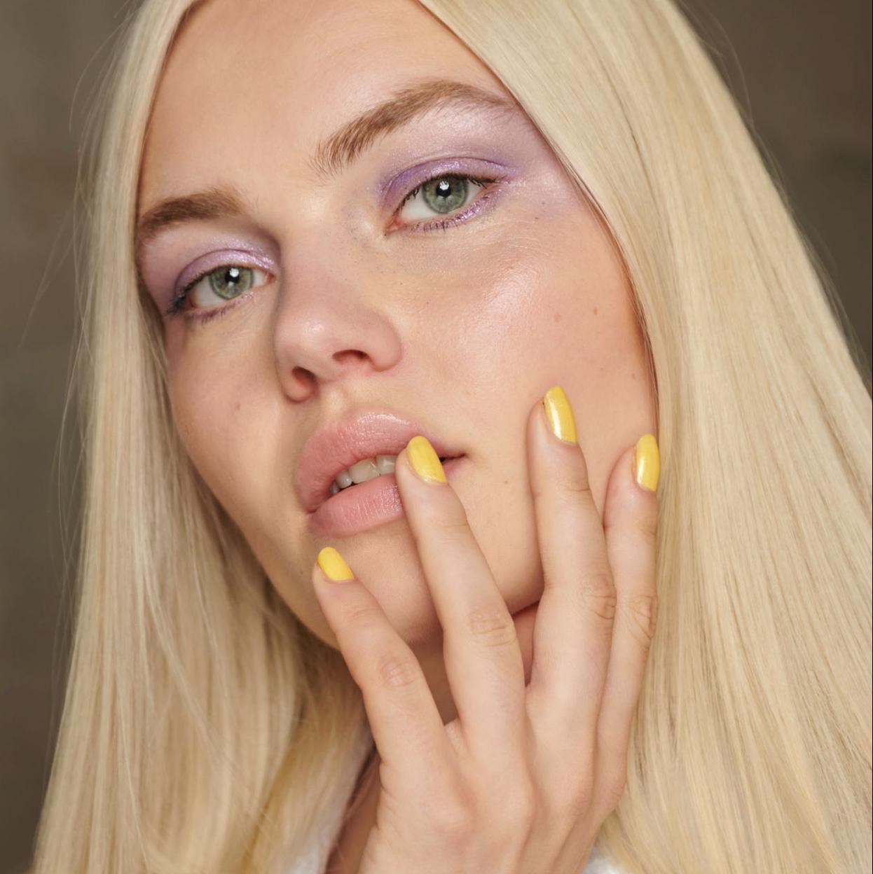 Una manicura amarilla.