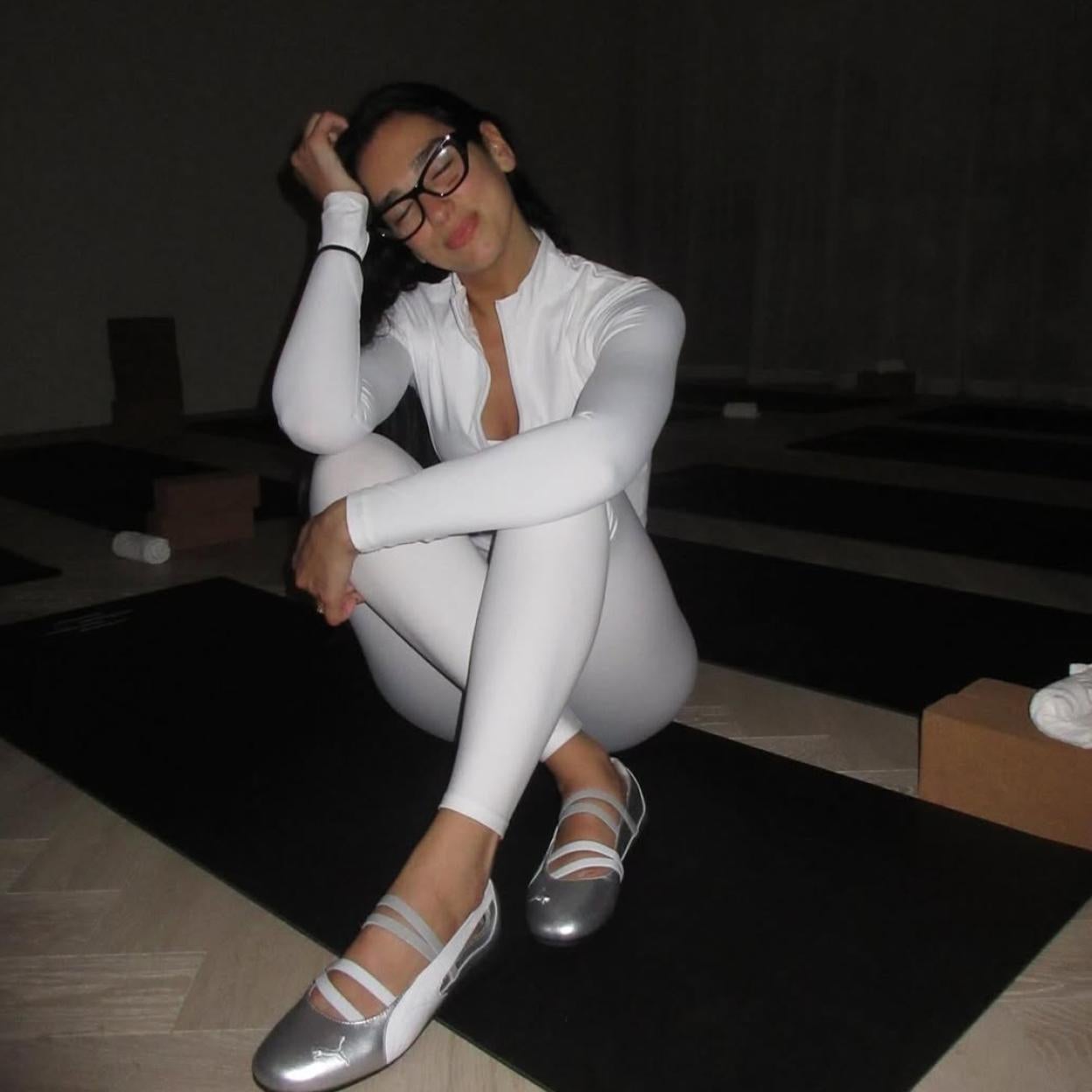 La cantante Dua Lipa con las bailarinas deportivas virales.