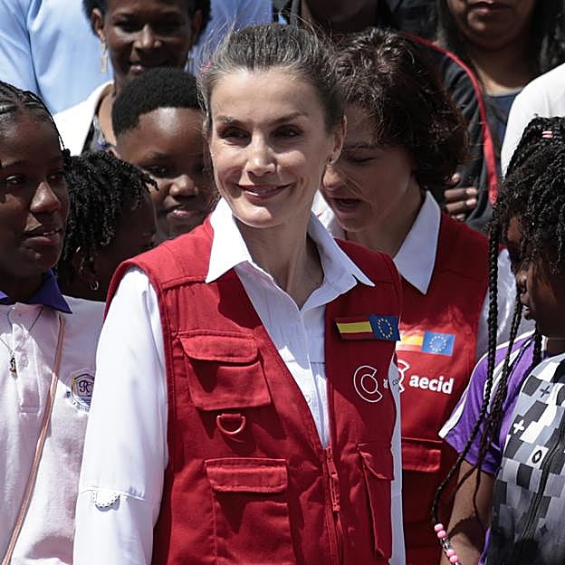 La reina Letizia recupera los pantalones cargo que más favorecen en Cabo Verde: son los favoritos de la Generación Z