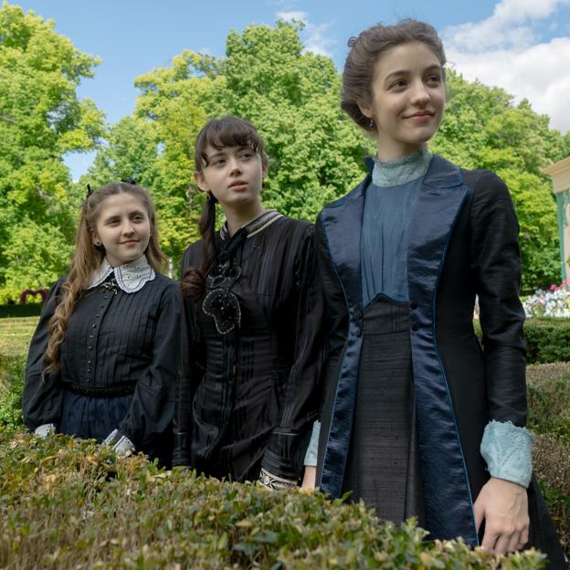 Todo lo que nos ha gustado de Manual para señoritas, el Bridgerton español al que te vas a enganchar en Netflix desde hoy mismo