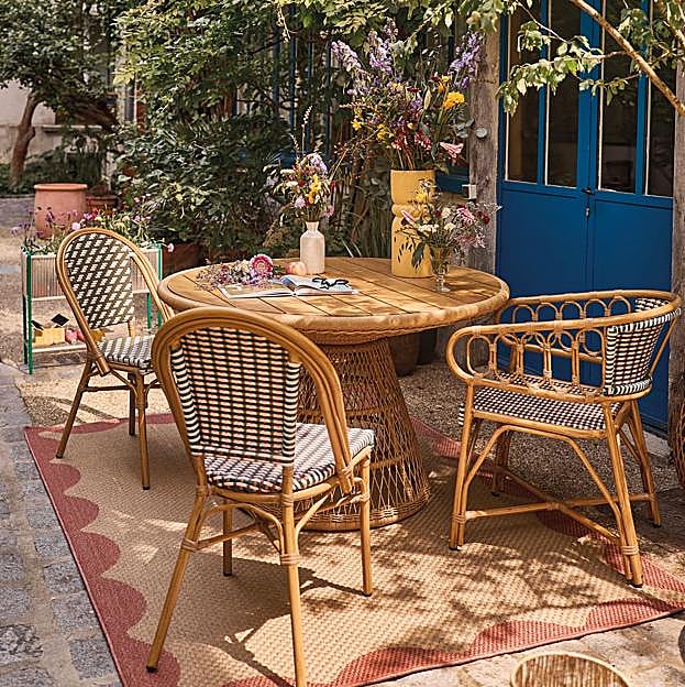 Mesa redonda Lawang (799 euros) y sillas Kaffe (99.99 euros cada una) de Maisons du Monde.