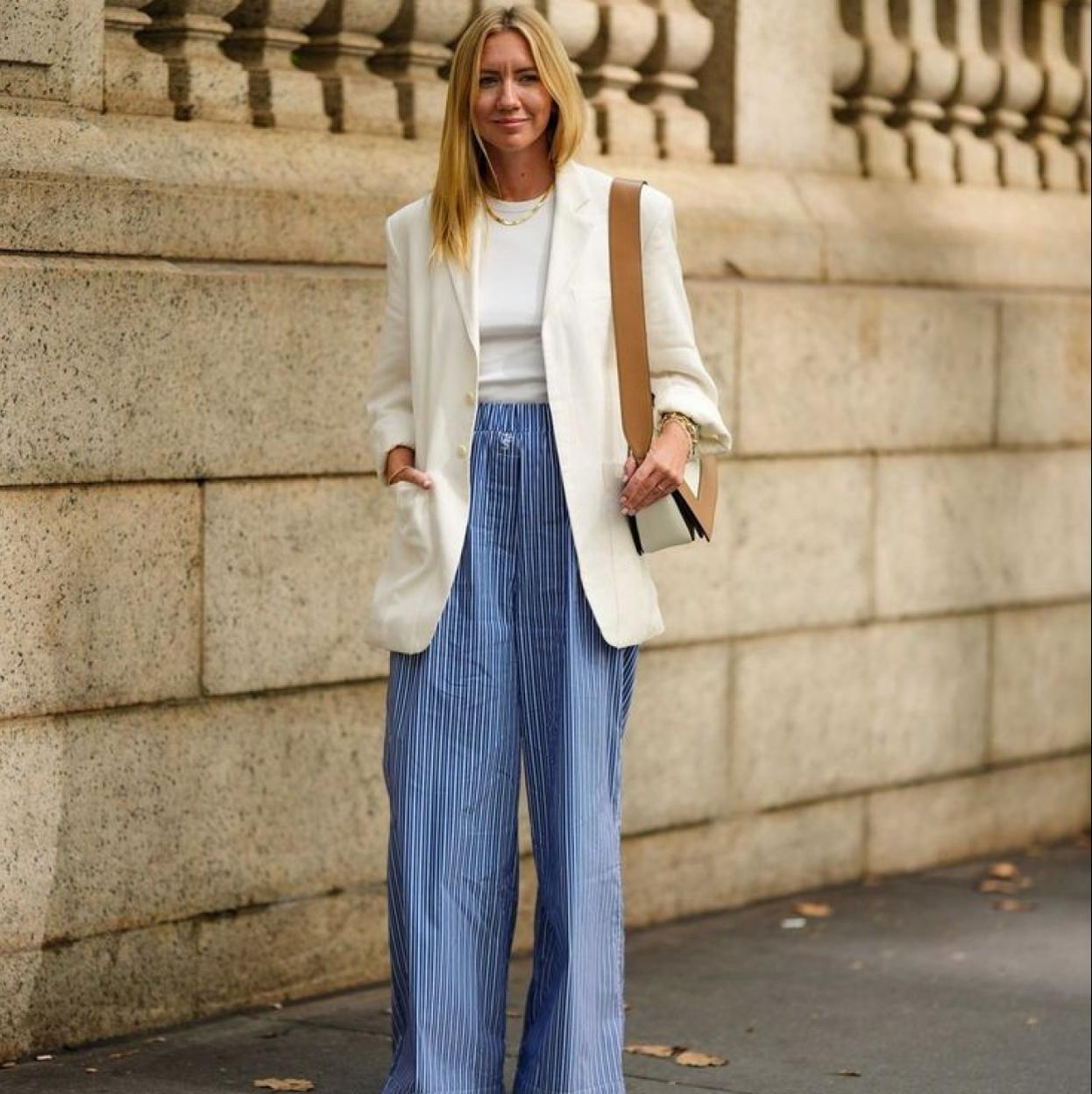 Influencer con pantalón de rayas pijamero