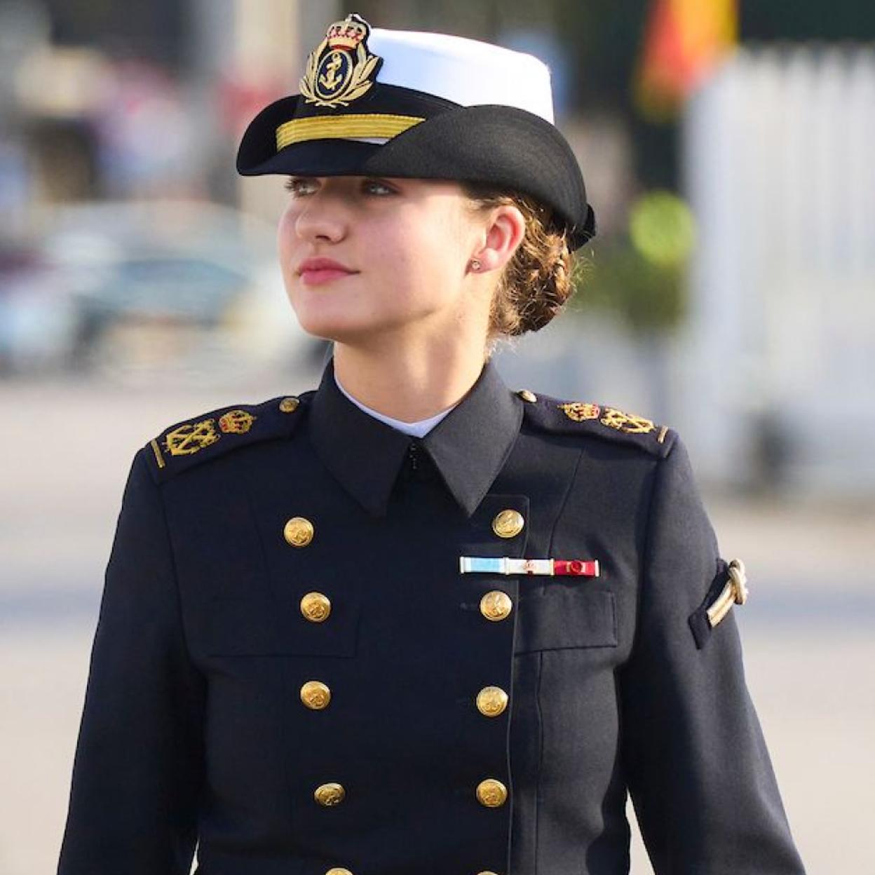 La princesa Leonor con su uniforme de guardiamarina. 