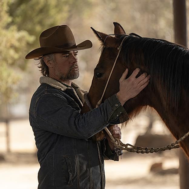 Josh Duhamel como Staten en una imagen del nuevo western de Netflix, Nueva vida en Ransom Cayon.