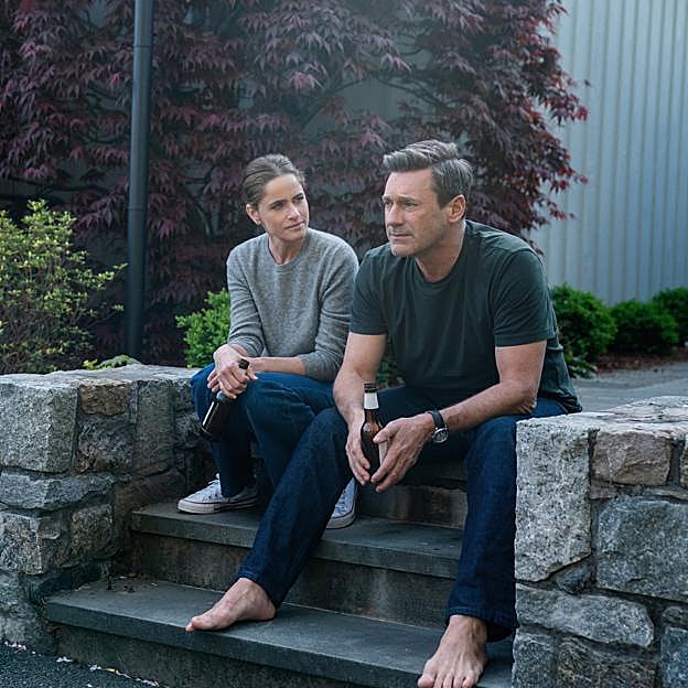 Amanda Peet y Jon Ham en una imagen de Vicios ocultos, la producción ambientada en un adinerado barrio que se estrena en abril.