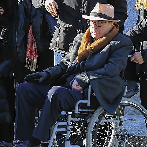 Álvaro Figueroa Griffith, en el entierro de su madre, Aline Griffith. 