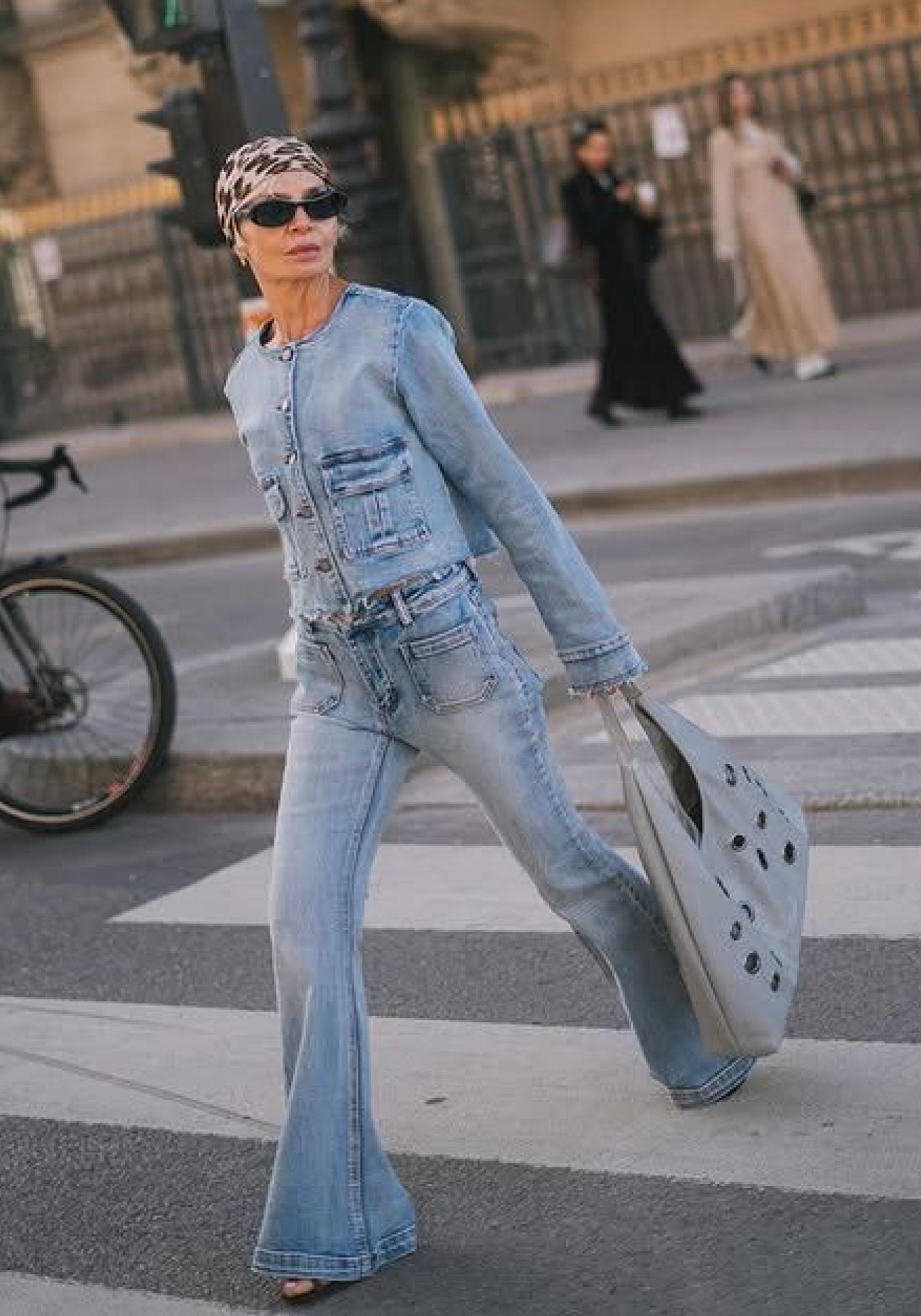 Influencer mayor de 50 con chaqueta vaquera para primavera