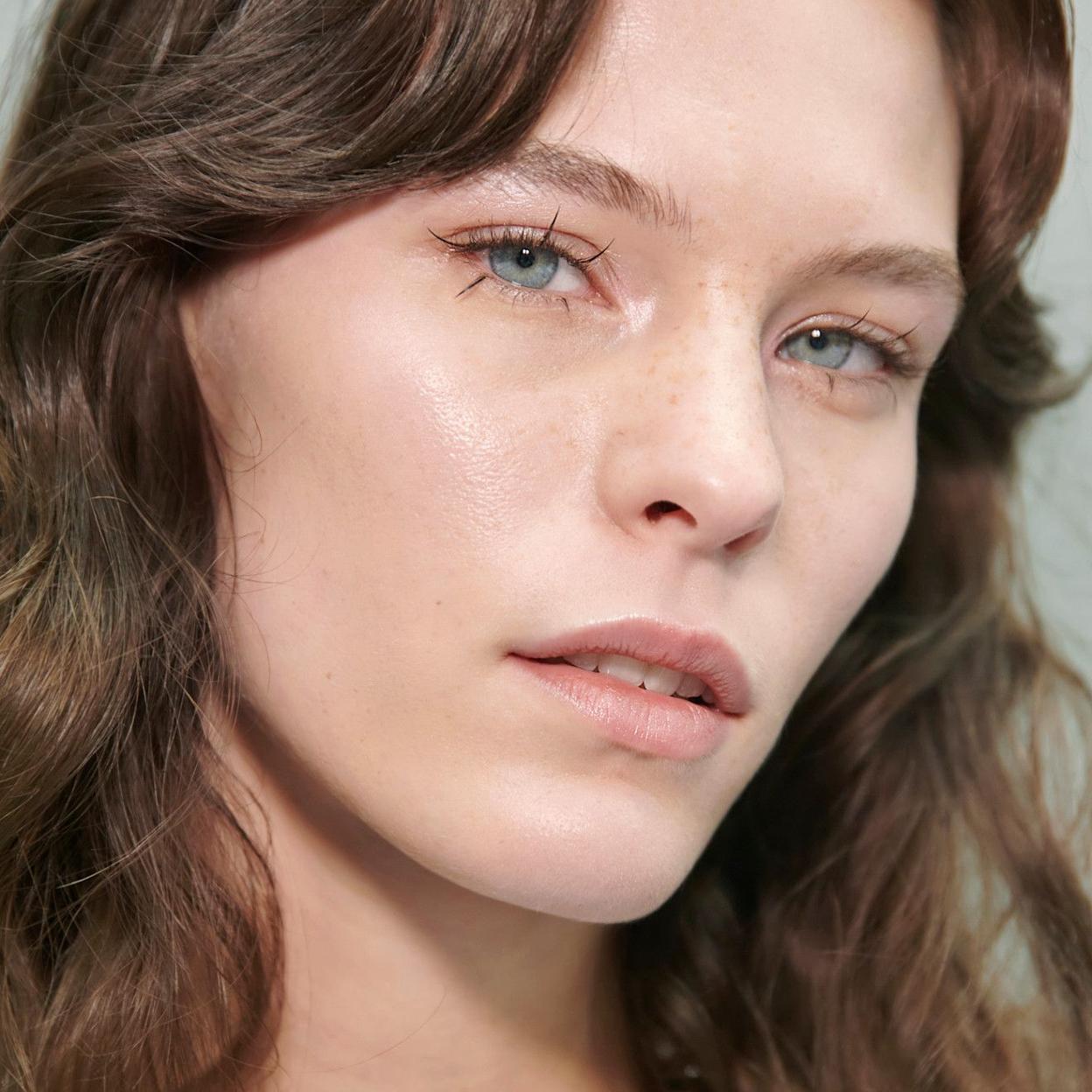 Modelo con piel sin imperfecciones