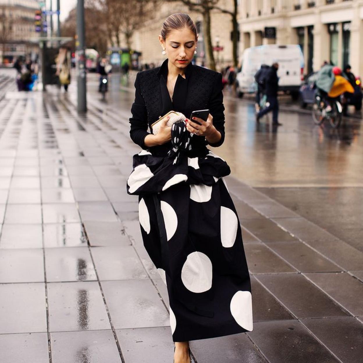 Influencer con falda de lunares