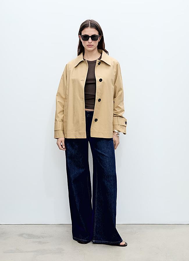 Imagen - Gabardina corta en beige de Mango.