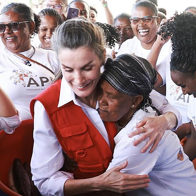 La reina Letizia pudo conocer personalmente a las mujeres que se benefician de los programas de Aeci en Cabo Verde. 