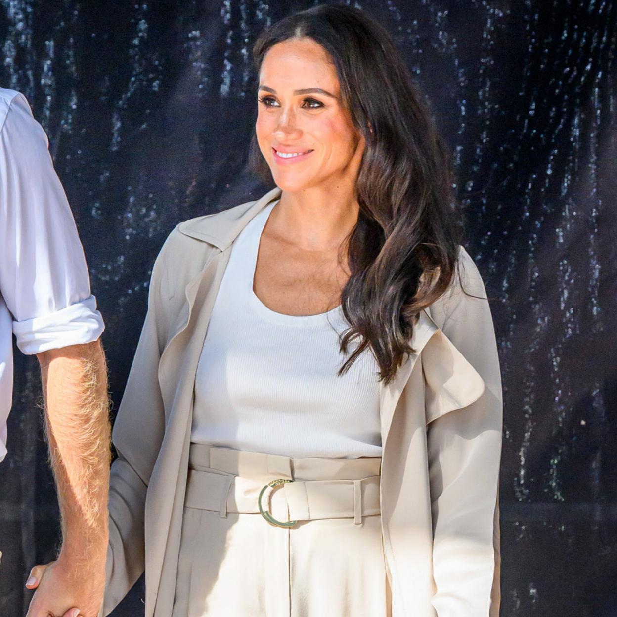 Meghan Markle con gabardina