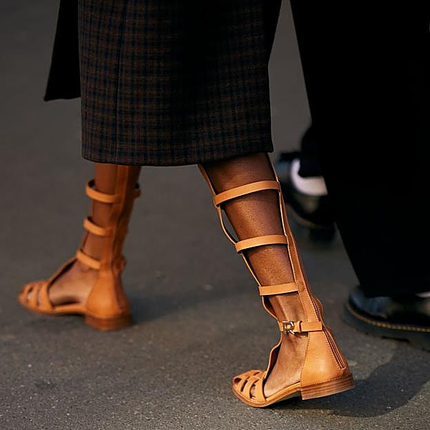 La inesperada tendencia en sandalias planas que va a triunfar este 2025: vuelven las romanas del los 2000