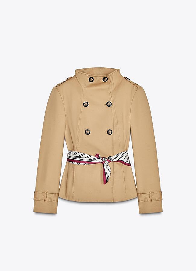 Imagen - Gabardina corta con pañuelo en la cintura e Zara.