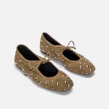 Imagen secundaria 1 - Blusa volantes ZW Collection de Zara (39,95€)/ Bailarinas tachas piel de Pull and Bear (39,99€)/ Vadou flared jeans de Bash (175€)