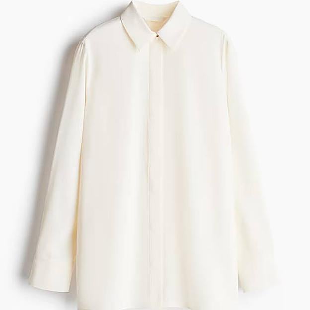 Imagen principal - Camisa de crepé de H&M (24,99€)/ Mules de H&M (29,99€)/ Pantalón acampanado con raya de H&M (49,99€)