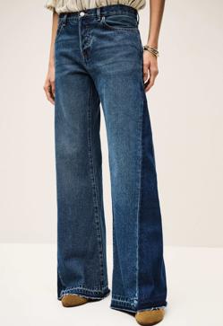 Imagen secundaria 2 - Blusa volantes ZW Collection de Zara (39,95€)/ Bailarinas tachas piel de Pull and Bear (39,99€)/ Vadou flared jeans de Bash (175€)