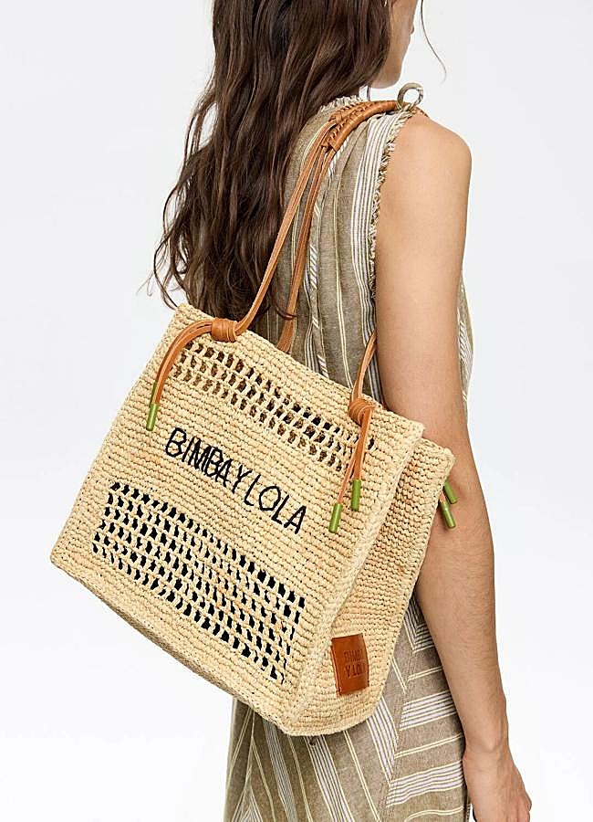 Imagen - Bolso shopper grande de rafia de Bimba y Lola (225 euros).
