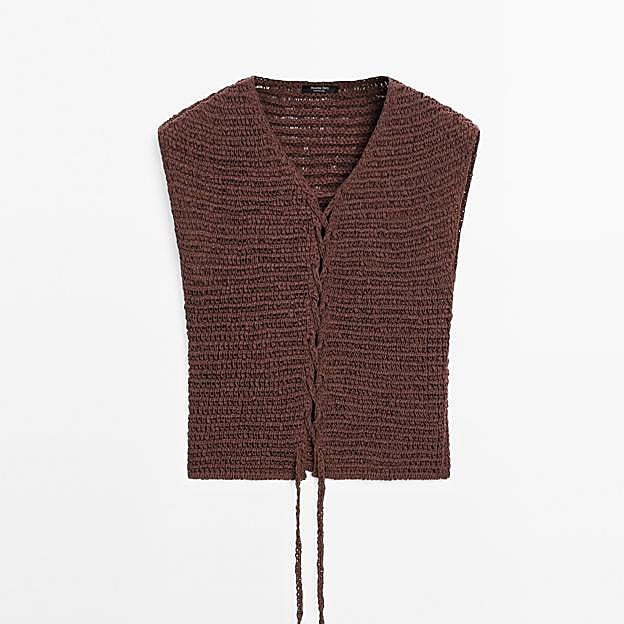 Imagen principal - Chaleco crochet lazada mezcla algodón de Massimo Dutti (69,95€)/ Talulla brown leather sandals de Alohas (190€)/ Pantalón largo punto calado de Stradivarius (35,99€)