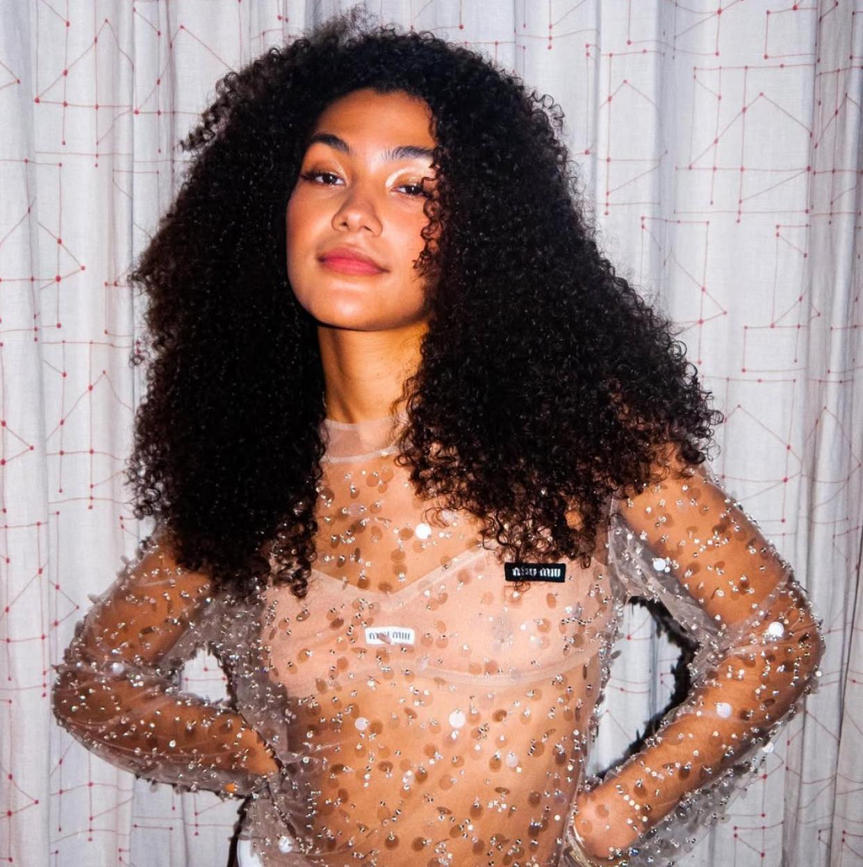 Peinado con el pelo rizado