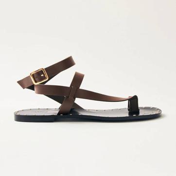 Imagen secundaria 1 - Chaleco crochet lazada mezcla algodón de Massimo Dutti (69,95€)/ Talulla brown leather sandals de Alohas (190€)/ Pantalón largo punto calado de Stradivarius (35,99€)