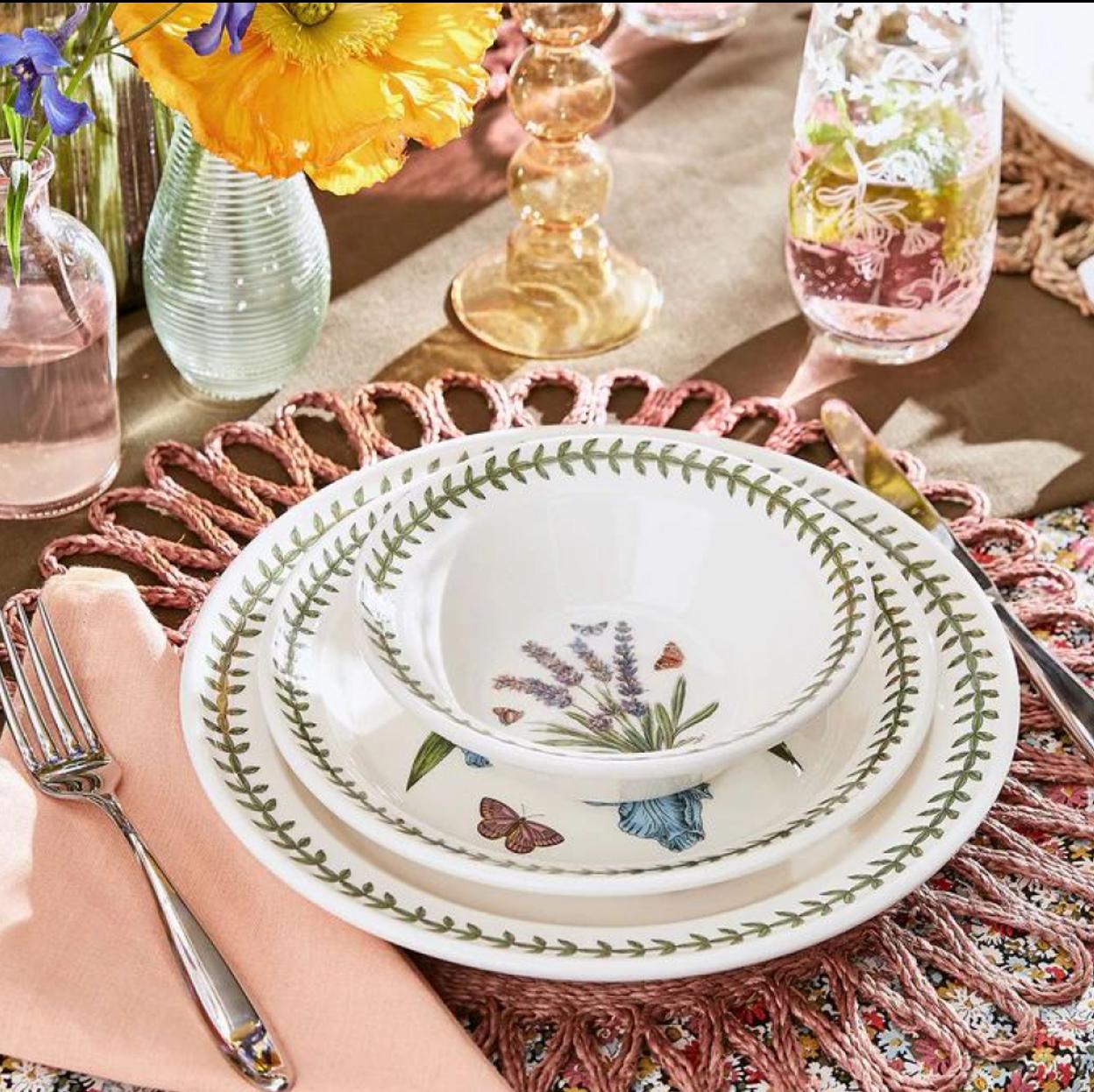 Mesa de primavera decorada con menaje y vajilla de Westwing Collection.