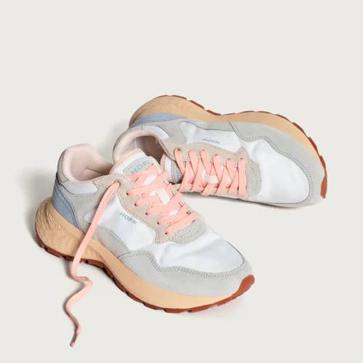 Imagen secundaria 1 - Sudadera oversize bolsillos laterales de Bershka (12,59€)/ Zapatillas Toulouse II de Hoff (110€)/ Leggings Acampanados de Calzedonia (29,95€)