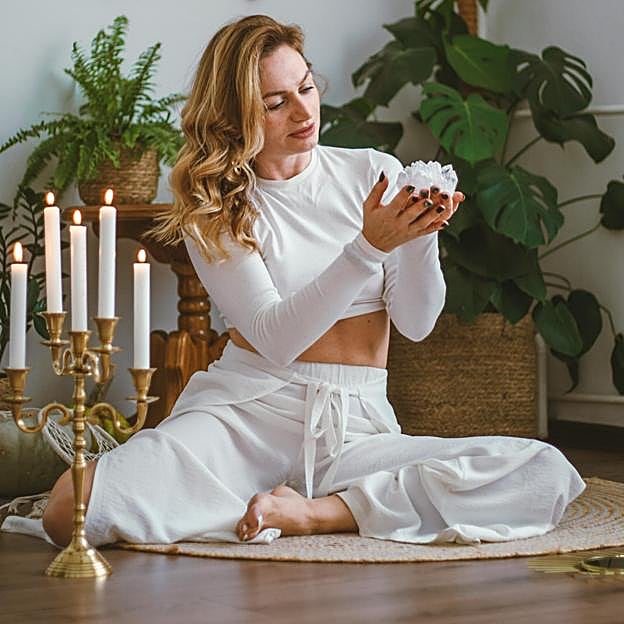 Mujer con cristales de yoga mientras practica una asana. 